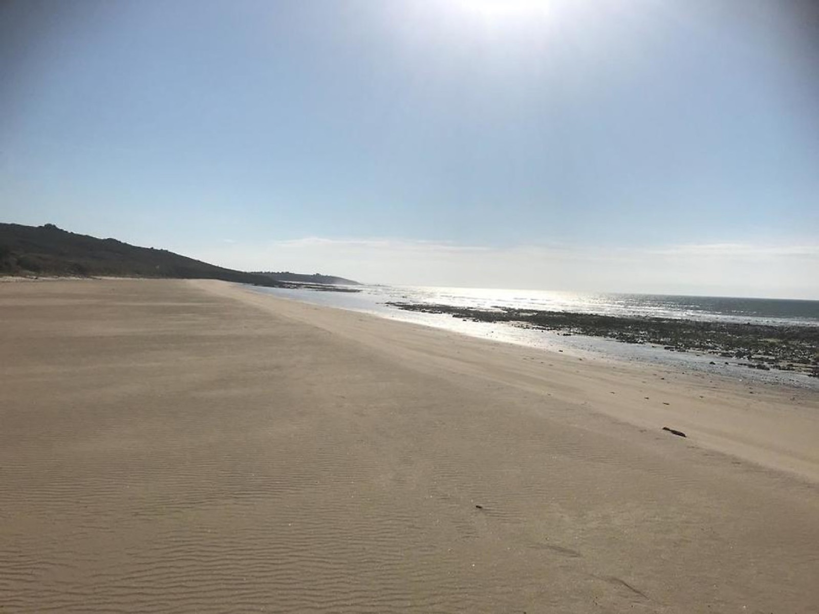 Weiter Sandstrand bei Ebbe