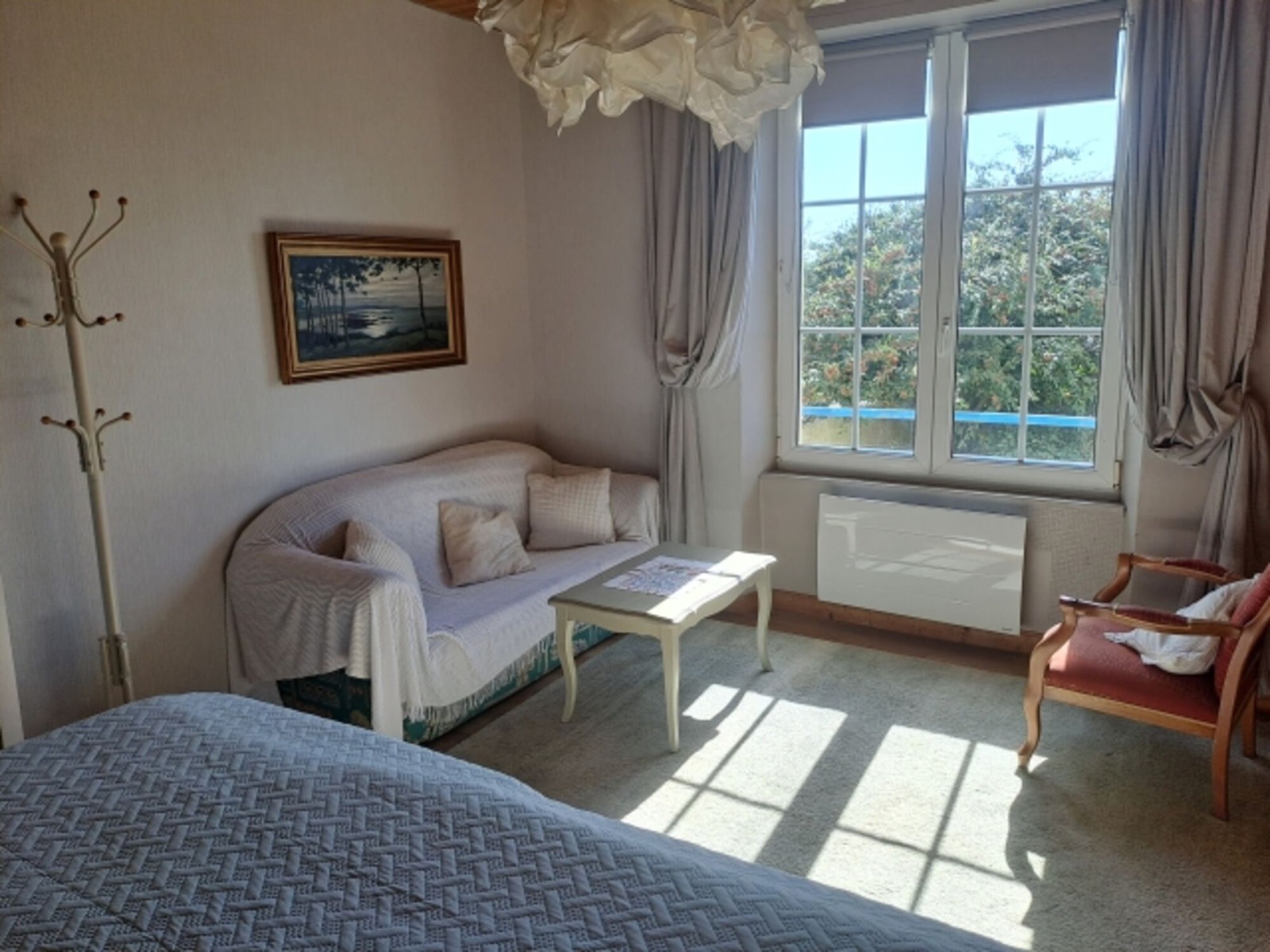 Helles Schlafzimmer mit Meeresbild