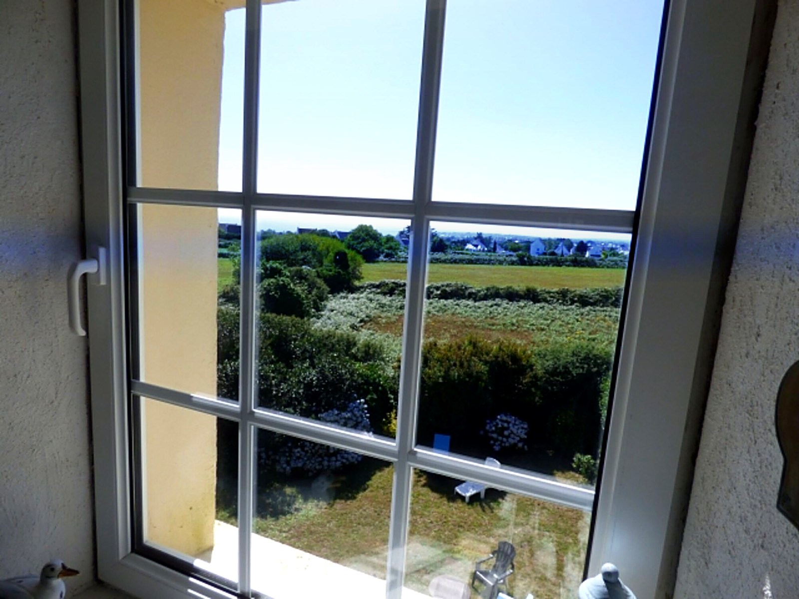 Blick aus dem oberen Zimmer über den Garten bis zur Bucht