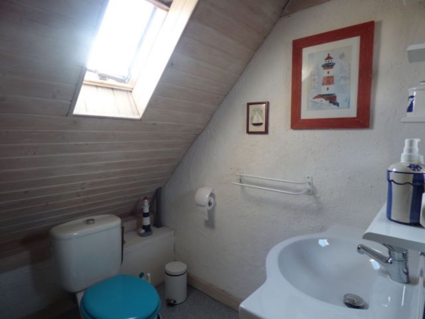 Separates WC-Zimmer mit Waschbecken